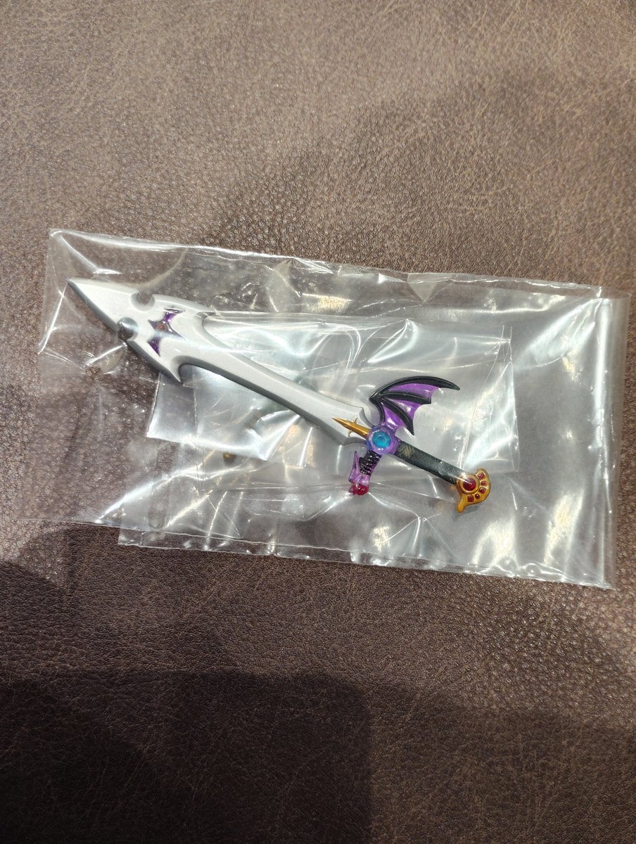 ラミアスのつるぎをてにいれた。
ふと立ち寄ったブックオフで比較的お手頃価格だったので。
ドラクエでは一番好きな剣、いや武器。このシンプルな旧デザインが好き。
天空の剣より断然こっち。少数派かな。