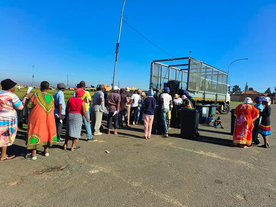 COJactionsaREC's tweet photo. Drawing closer to the day for #change for #ward130 Soweto. Let us unite behind one the Green Umbrella in support of Siyabonga Zwane for Ward Councilor.
#8daystothepolls
#letsvoteactionforchange
#letsfixward130
#actionsacares https://t.co/emk2OuFov7