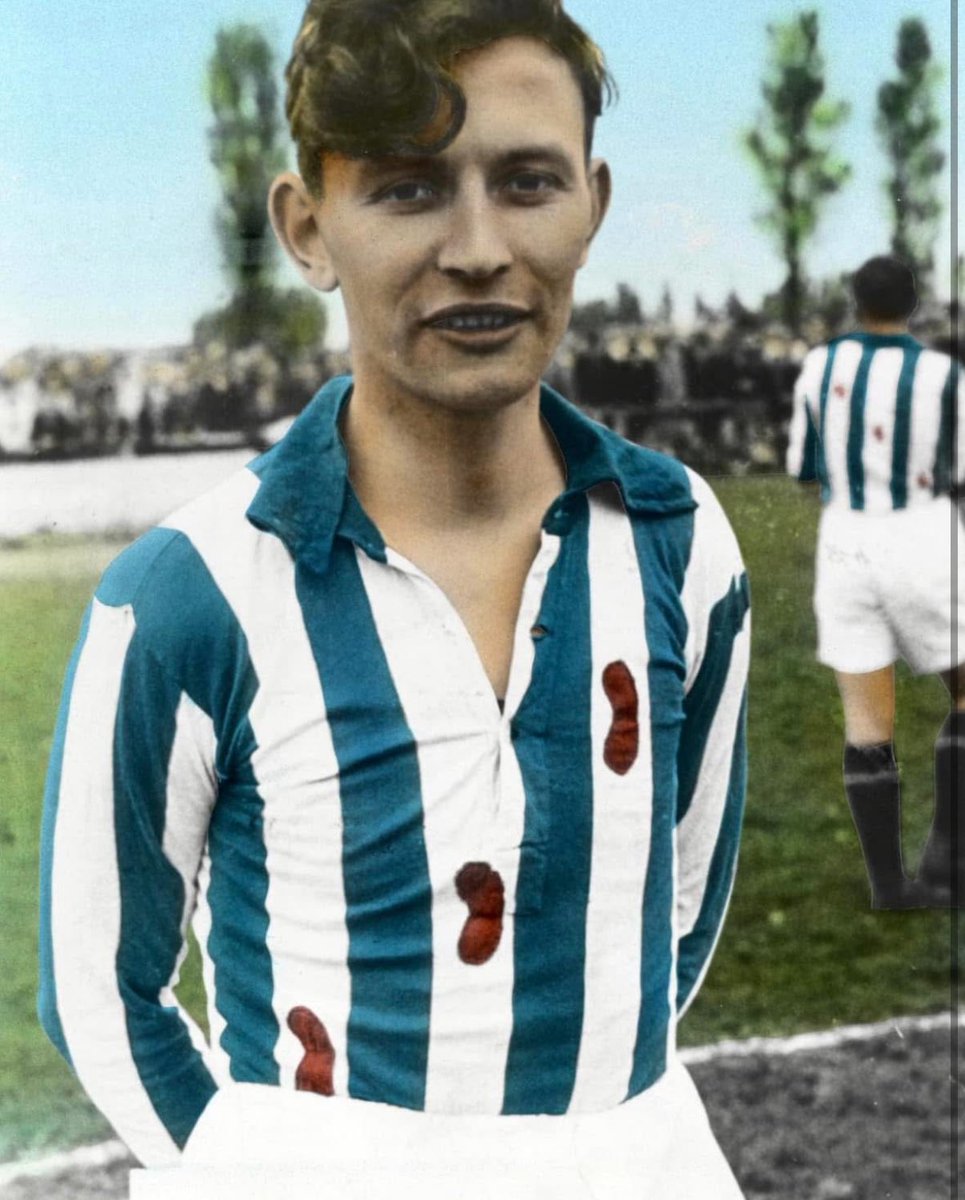 Voetballegends1's tweet photo. Vandaag 40 jaar geleden overleed één van de beste voetballers die Nederland ooit heeft voortgebracht, Abe Lenstra. Met SC Heerenveen veroverde de spits 9 keer op rij het Noordelijk kampioenschap. Lenstra speelde 47 interlands en was goed voor 33 doelpunten. #lenstra #heerenveen https://t.co/wwd2TUwZtH