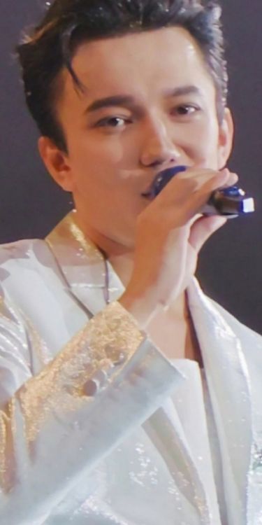 <a href="/IrinaIris73/">Irina 🇷🇺</a> Dimash es un hombre muy joven, pero ya ampliamente conocido, gracias a su fenomenal voz y brillante talento!
FROM KAZAKHSTAN TO THE WORLD
STRANGER WORLD TOUR 
#Dimash