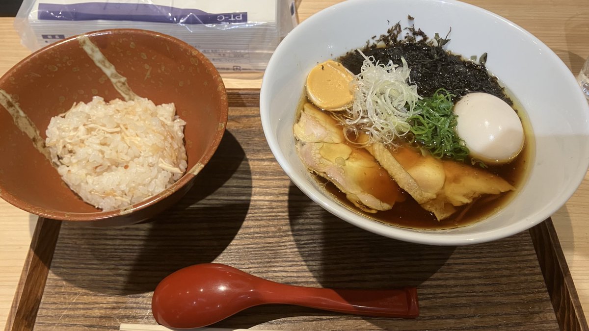 T-MARKET内　「スズノネ」にて
スズノネ×むかん<a href="/mukan3104/">むかん 中野坂上</a> コラボ
〈限定〉
醤油:天草大王＆雲丹
（天草大王使用地鶏炊き込みご飯セット）

今日から始まったスズノネ＆むかんの
スペシャルコラボラーメン！😄
本日2杯目＋αはもちろんこちらです！😆

ガッツリ鶏油の効いた地鶏の旨味の先行型