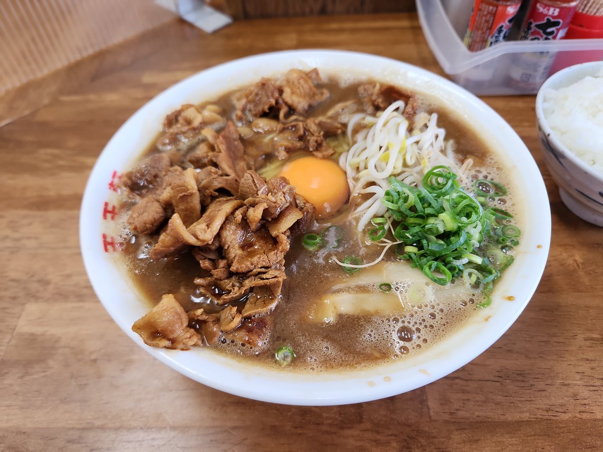 やっと来れた王王軒
ここの徳島ラーメンは白ごはん必須！
濃厚スープと豚バラ肉でご飯が止まらない！