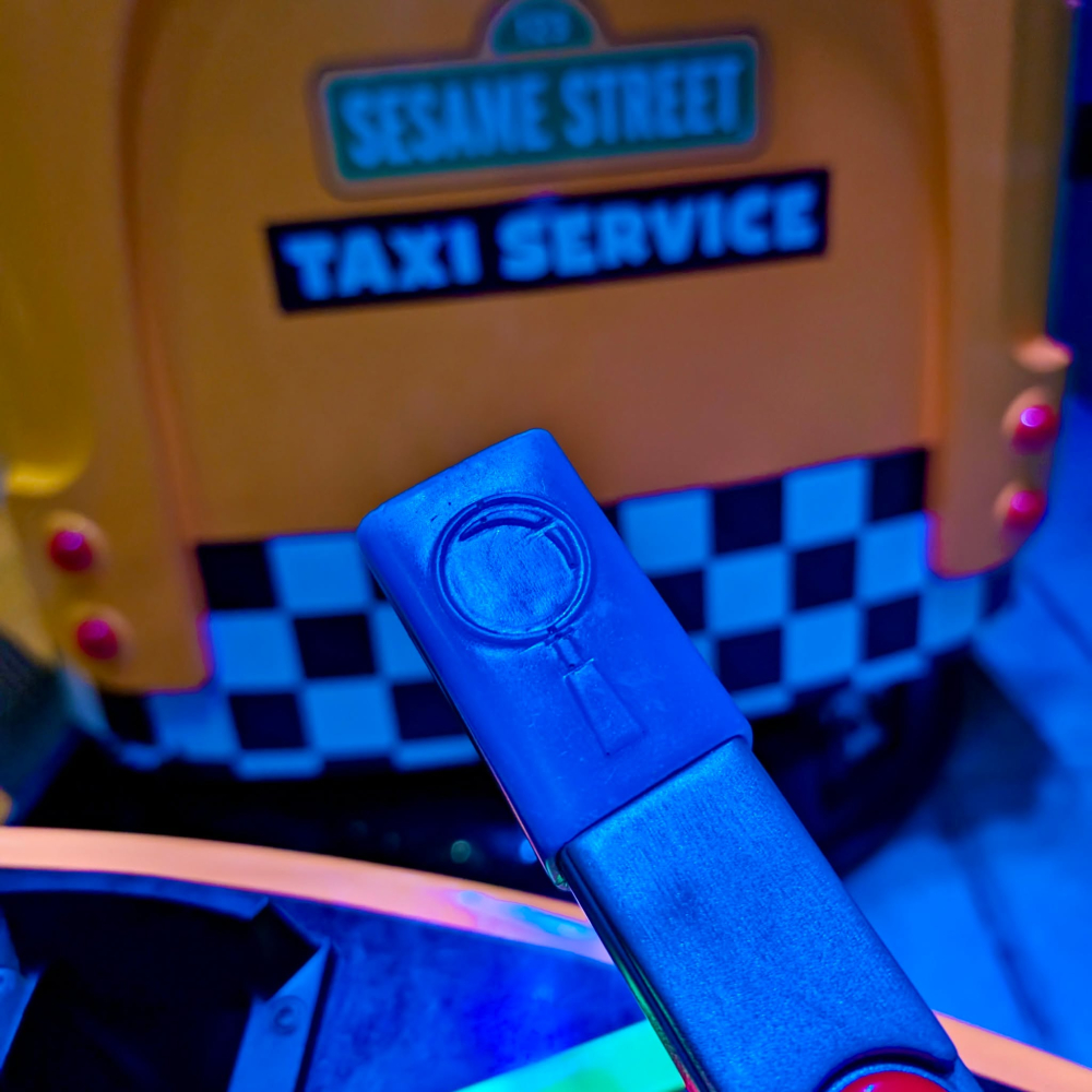 El recolector de pistas: un aparato de última tecnología que nos permitirá recoger todas las pistas que nos encontremos en la aventura de Sesame Street: Street Mission 🕵