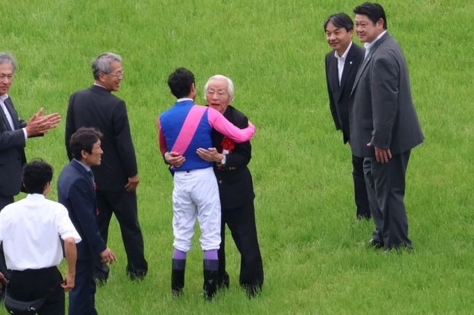 競馬専門紙「優馬」 (@umakeiba_com) on Twitter photo 競馬史に数え切れないほどの名シーンを刻んできたメイショウの勝負服。今年の宝塚記念はその総決算とも言える名場面の連続でしたね。長きに渡って競馬を盛り上げてくださった大功労者である松本オーナーへ、大きな感謝とともに、心よりご冥福をお祈り申し上げます。
 #メイショウ
 #松本好雄 オーナー 競馬史に数え切れないほどの名シーンを刻んできたメイショウの勝負服。今年の宝塚記念はその総決算とも言える名場面の連続でしたね。長きに渡って競馬を盛り上げてくださった大功労者である松本オーナーへ、大きな感謝とともに、心よりご冥福をお祈り申し上げます。
 #メイショウ
 #松本好雄 オーナー