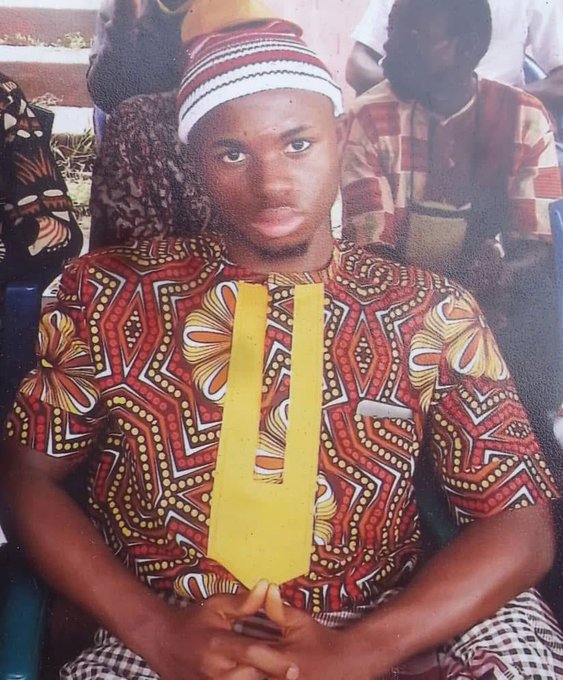 CrossRiverVine's tweet image. 🚨News: Governor Bassey Otu orders arrest of security aide over the killing of 22-year-old Onyekachi Moses Mba in Calabar.

Onyekachi was allegedly beaten &amp;amp; shot at Govt House on Aug 1. His family demands justice.

 #Calabar #CrossRiver