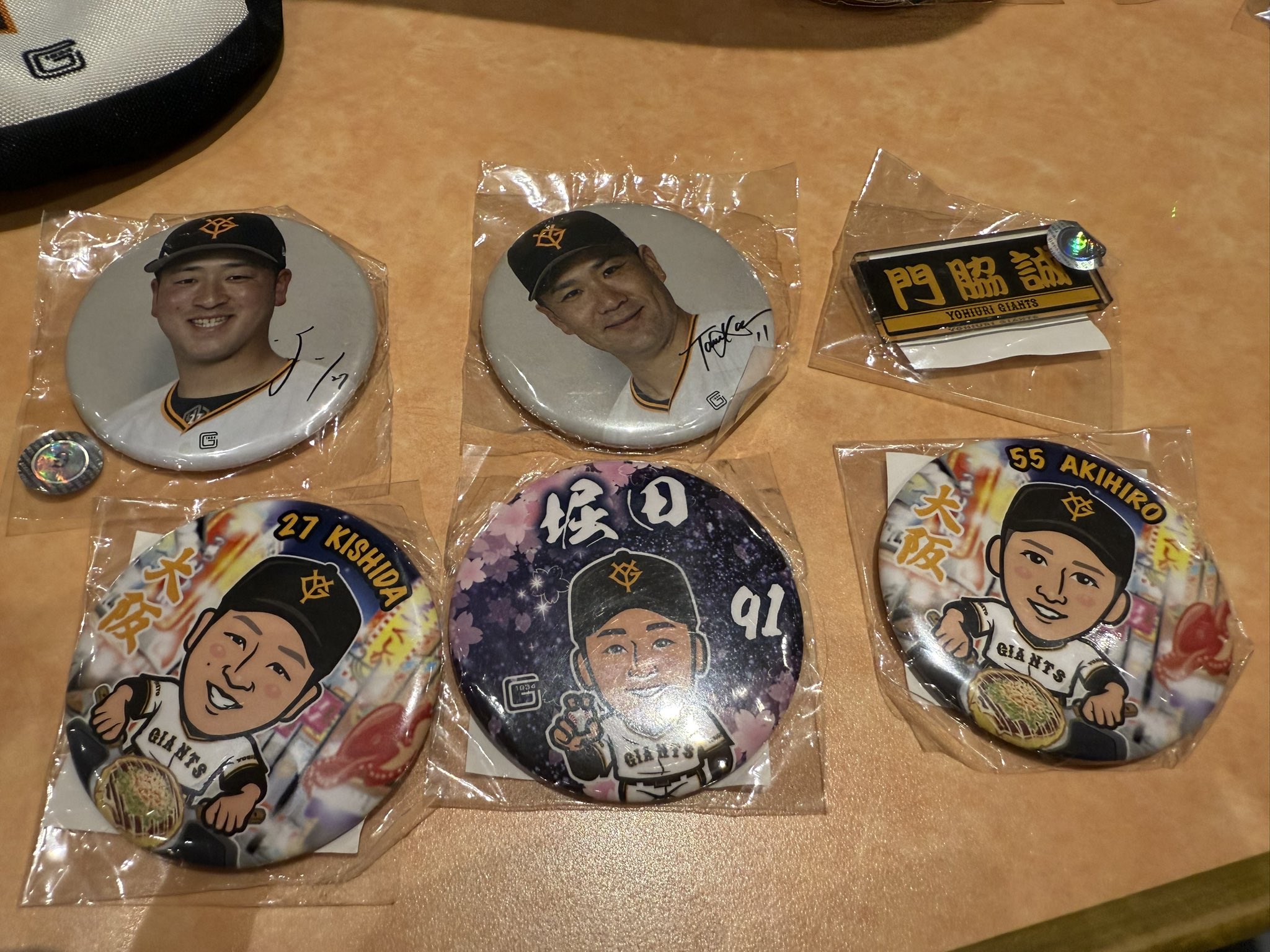 ジャイアンツ　坂本　バッチ ガチャ 優勝　坂本勇人　アクリルネーム　バッジ ジャイアンツ 坂本勇人 缶バッジガチャ - メルカリ