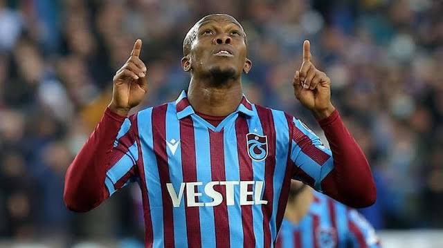 Kimliklerinde Trabzon yazmasına gerek yok,rakip takımla masaya bile oturmadılar. Sözde kaptandan çok daha büyük Trabzonsporlular..