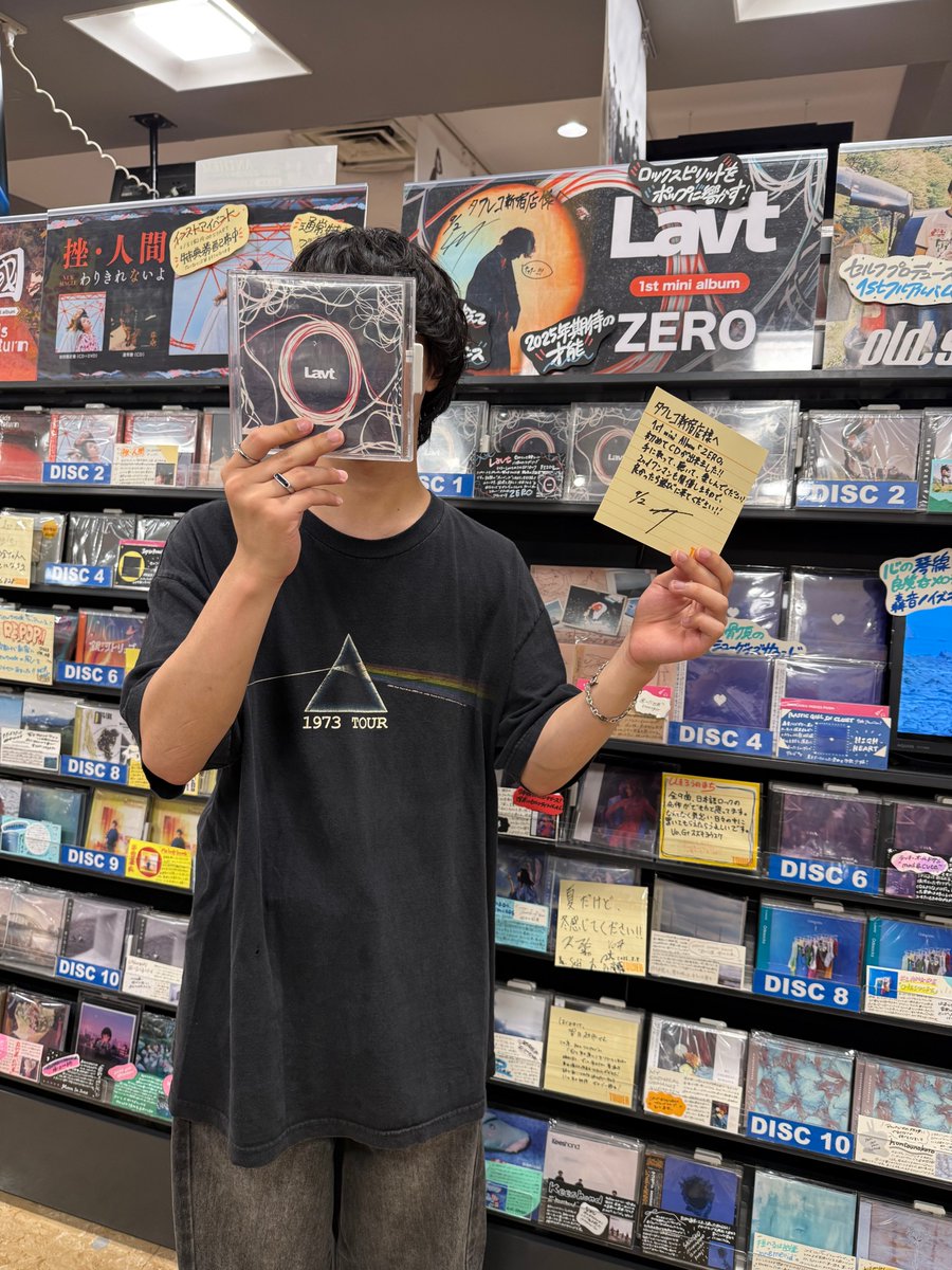 【#Lavt】

／
新宿店激PUSH！
2025年期待の才能🧠
＼

初のEP『#ZERO』をリリースされました #Lavt さんがご来店🎶
サインとコメントカードを頂きました！
9Fインディーズコーナーにて展開中です🫶

またFlags館内、色々な場所でMVが放映中っ🌹
是非、新宿店へのご来店お待ちしております✊