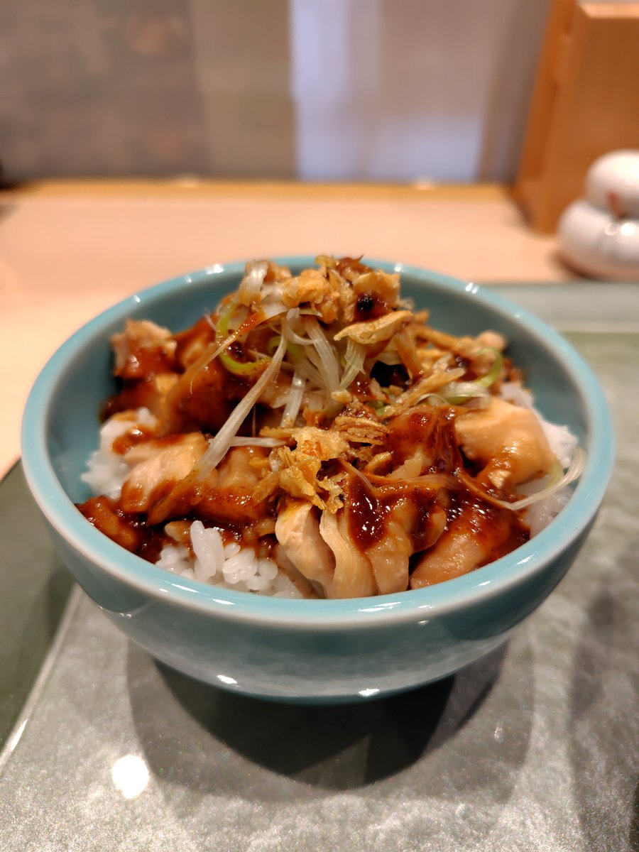 おつ農っす‼️～ らぁ麺 花萌葱
塩らぁ麺 細+知床鶏よだれ鶏ごはん
優しい節と昆布の旨味をじんわりと味わえるリッチなバランス良き塩🍜は飲み干せるおいし~~~さ🙌 🫱
岩間店長スタッフ皆さん✨今日も美味いっ！をご馳走様でした❣️