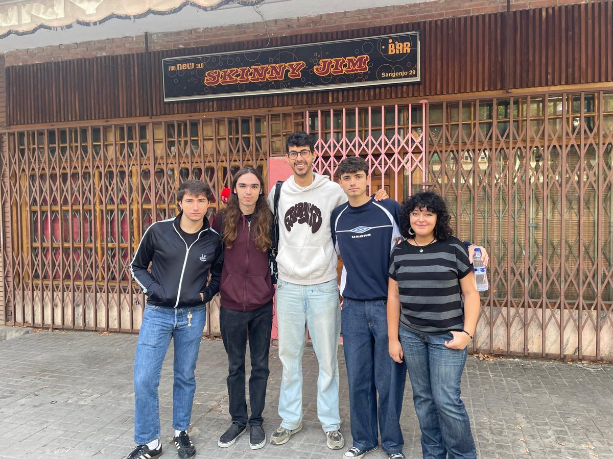 HET_Radio3's tweet image. Llenamos las calles de buena mañana con Plaza Pública ⛲

Se unen a nuestro paseo matutino los integrantes del grupo @_Error97 🎸

Nos vamos hasta el barrio del Pilar en Madrid para conocer más sobre ellos y sobre un disco que está a punto de caramelo 💽