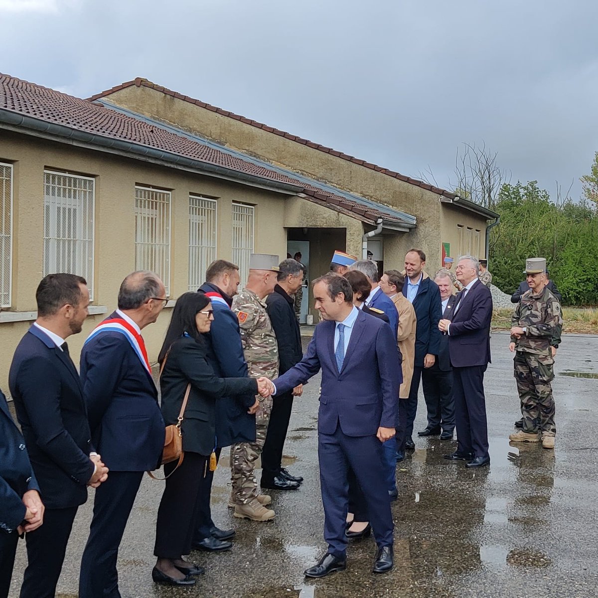 LisettePollet's tweet image. Présente hier à #Valence aux côtés de @SebLecornu, ministre aux armées lors de sa visite au camp d&apos;entraînement du 1er régiment de #spahis de Valence. 

Notre #Drôme au cœur de la Défense nationale. 💪✨