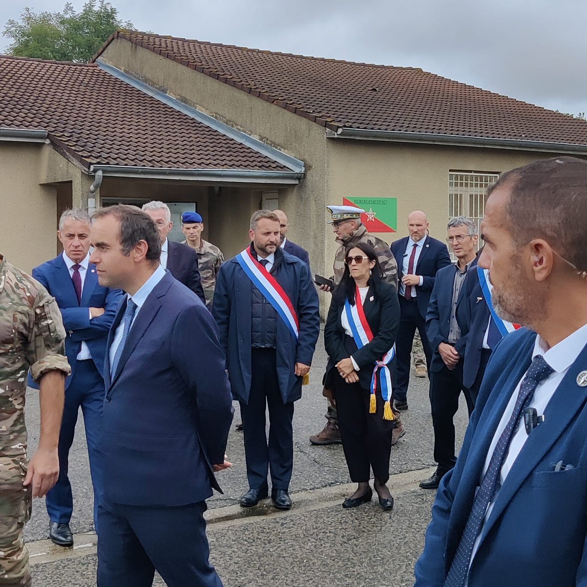 LisettePollet's tweet image. Présente hier à #Valence aux côtés de @SebLecornu, ministre aux armées lors de sa visite au camp d&apos;entraînement du 1er régiment de #spahis de Valence. 

Notre #Drôme au cœur de la Défense nationale. 💪✨