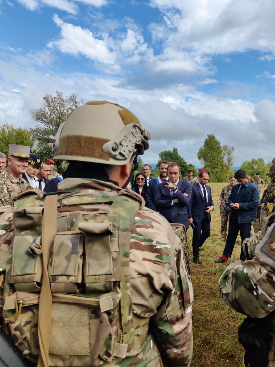 LisettePollet's tweet image. Présente hier à #Valence aux côtés de @SebLecornu, ministre aux armées lors de sa visite au camp d&apos;entraînement du 1er régiment de #spahis de Valence. 

Notre #Drôme au cœur de la Défense nationale. 💪✨