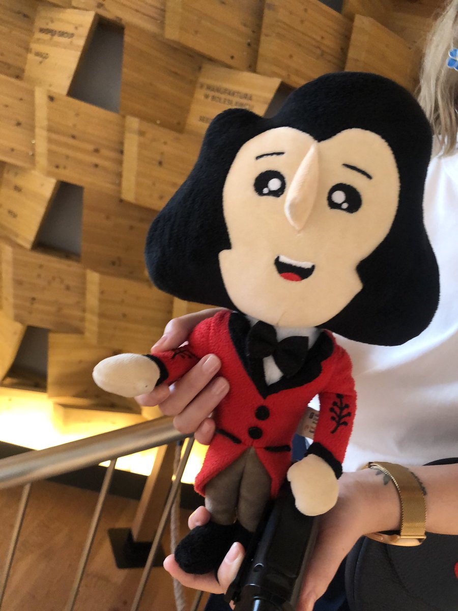 ポーランドパビリオン。マスコットの名前がショパンくん。まんまや