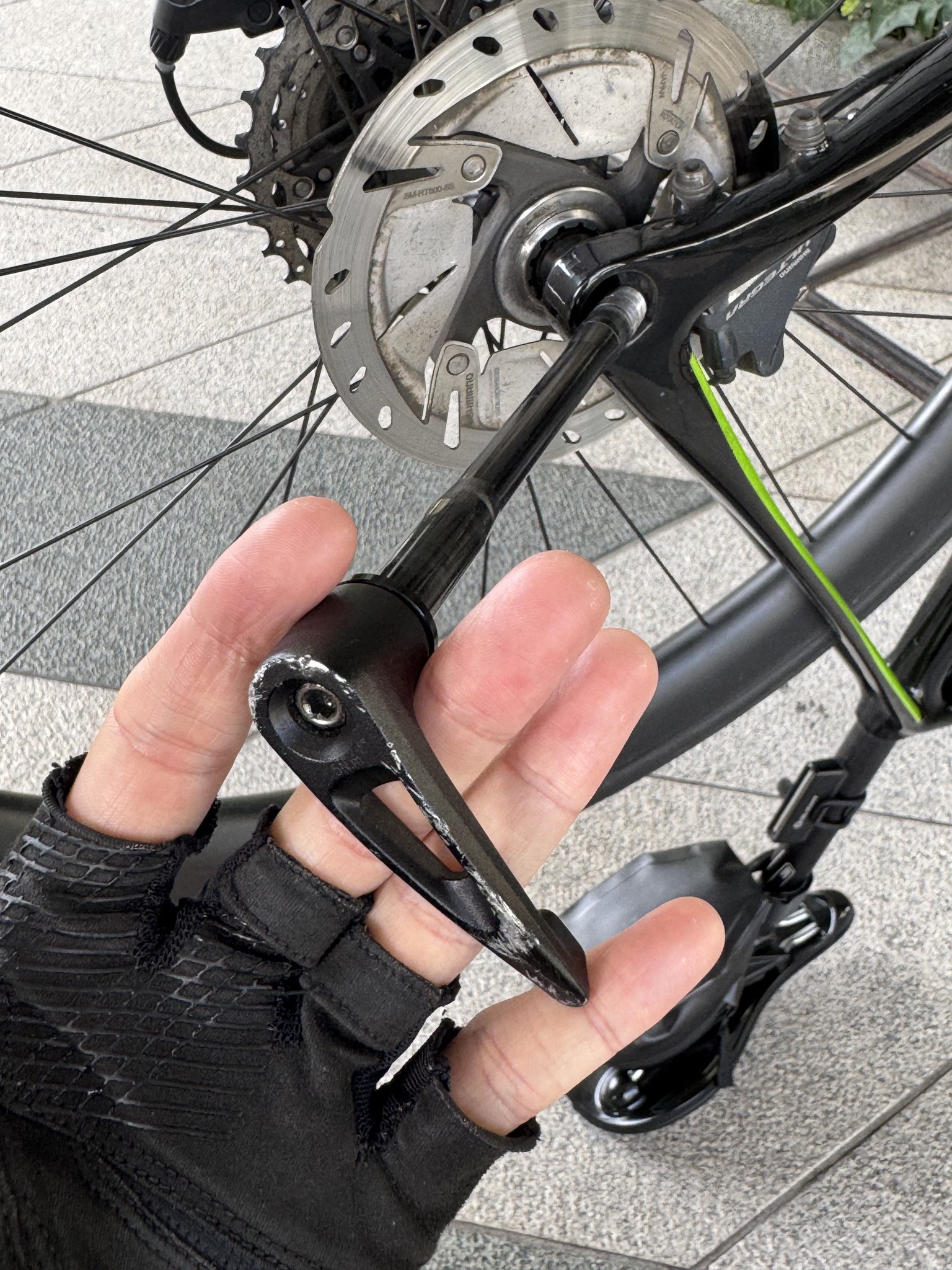 5回前後シュノーケリングで使用しています。ハンガー保管していたため跡があります。 5回前後シュノーケリングで使用しています。ハンガー保管してい