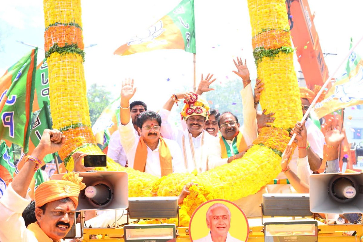 Bjp4Rajahmundry's tweet image. గోదారి తీరాన సారథ్యం యాత్ర!
భారతీయ జనతా పార్టీ రాష్ట్ర అధ్యక్షులు శ్రీ @MadhavBJP గారి సారథ్యం యాత్ర తూర్పుగోదావరి జిల్లాలో అద్భుతమైన ఉత్సాహం, పార్టీ కార్యకర్తల నినాదాలు మధ్య ఘనంగా జరిగింది.
ఈ యాత్ర భవిష్యత్తులో పార్టీ ఎదుగుదలకు బలమైన పునాదులు వేసే దిశగా ఒక మహత్తరమైన ఆరంభం.