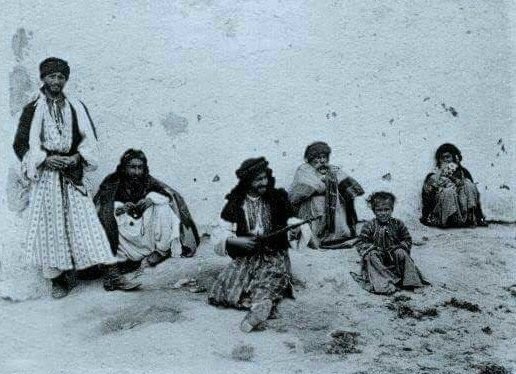 1890’lar, Trablus - Libya’da bulunan Kürtler.

Kürtler Eyyubiler döneminde Libya’ya yerleşmiştir.