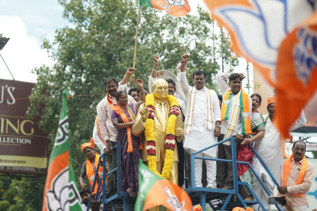 Bjp4Rajahmundry's tweet image. గోదారి తీరాన సారథ్యం యాత్ర!
భారతీయ జనతా పార్టీ రాష్ట్ర అధ్యక్షులు శ్రీ @MadhavBJP గారి సారథ్యం యాత్ర తూర్పుగోదావరి జిల్లాలో అద్భుతమైన ఉత్సాహం, పార్టీ కార్యకర్తల నినాదాలు మధ్య ఘనంగా జరిగింది.
ఈ యాత్ర భవిష్యత్తులో పార్టీ ఎదుగుదలకు బలమైన పునాదులు వేసే దిశగా ఒక మహత్తరమైన ఆరంభం.