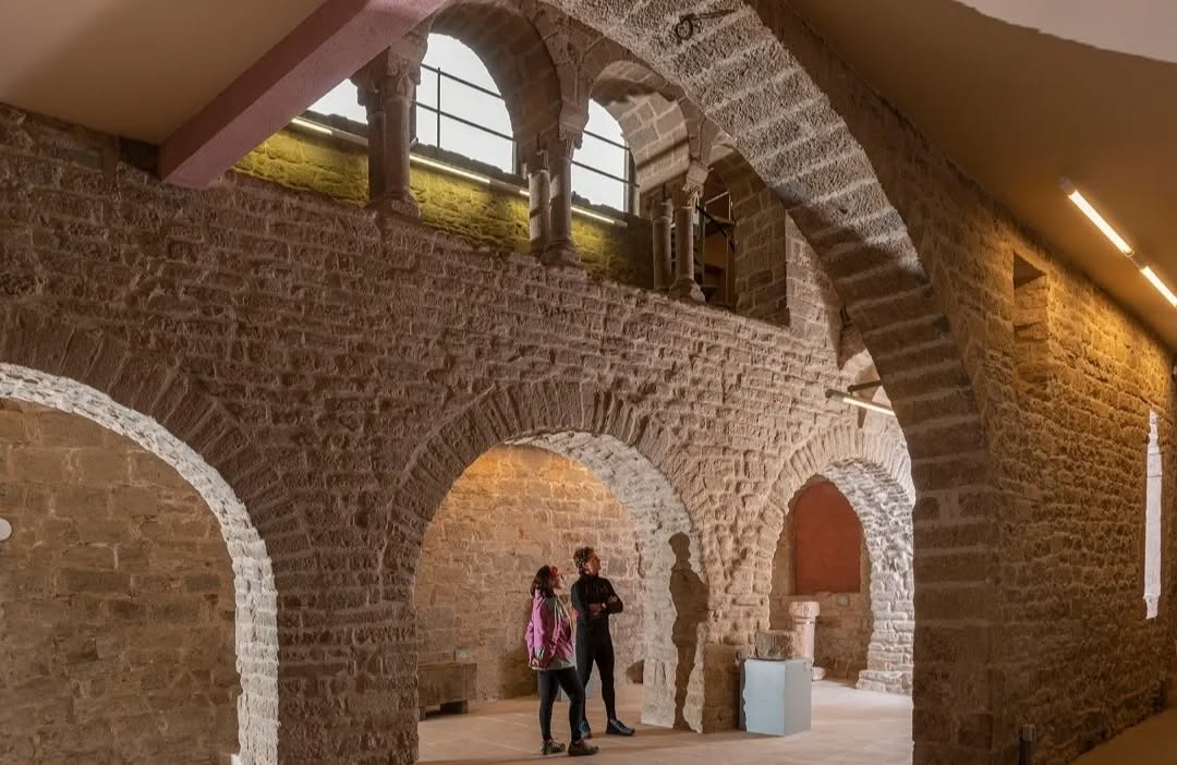 Info | Les 𝗖𝗮𝘀𝗲𝘀 𝗱'𝗢𝗹𝗶𝗯𝗮 al 𝐂𝐚𝐦𝐢́ 𝐝’𝐎𝐥𝐢𝐛𝐚  
Fer el <a href="/Camioliba/">El Camí Oliba</a>, sencer o per etapes, és també descobrir monestirs, esglésies i una catedral d’alt valor patrimonial vinculades a un personatge clau: l'Abat Oliba.
👉 casesdoliba.cat/elcamioliba