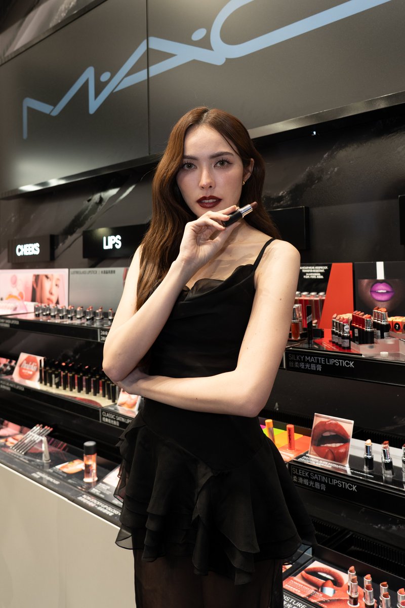 MACCosmeticsTH's tweet image. และ Special Look ตามคำขอของ Smiley มาในโทนแดงอมม่วงกับ M·A·Cximal Silky Matte Lipstick สี Antique Velvet และ Lipglass Air สี Lightmoth จาก Nocturna Collection ที่ #ชาล็อตออสติน ได้ลองยังติดใจ💋💄 #MACLipStylingXCharlotte #MACCosmeticsThailand