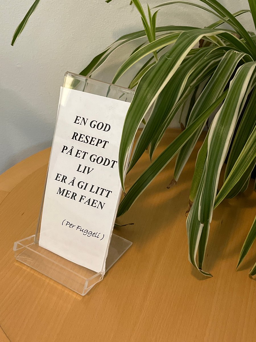 Сходила наконец-то к семейному, попросила выписать рецепты на прививки. 
Ставлюсь: ВПЧ, энцефалит, столбняк, ветрянка (я не болела). 
Пошутили, что надо все смешать и одним шотиком вколоть. 

Надпись на картинке: «Хороший рецепт для хорошей жизни-чуть больше класть хуй на все»