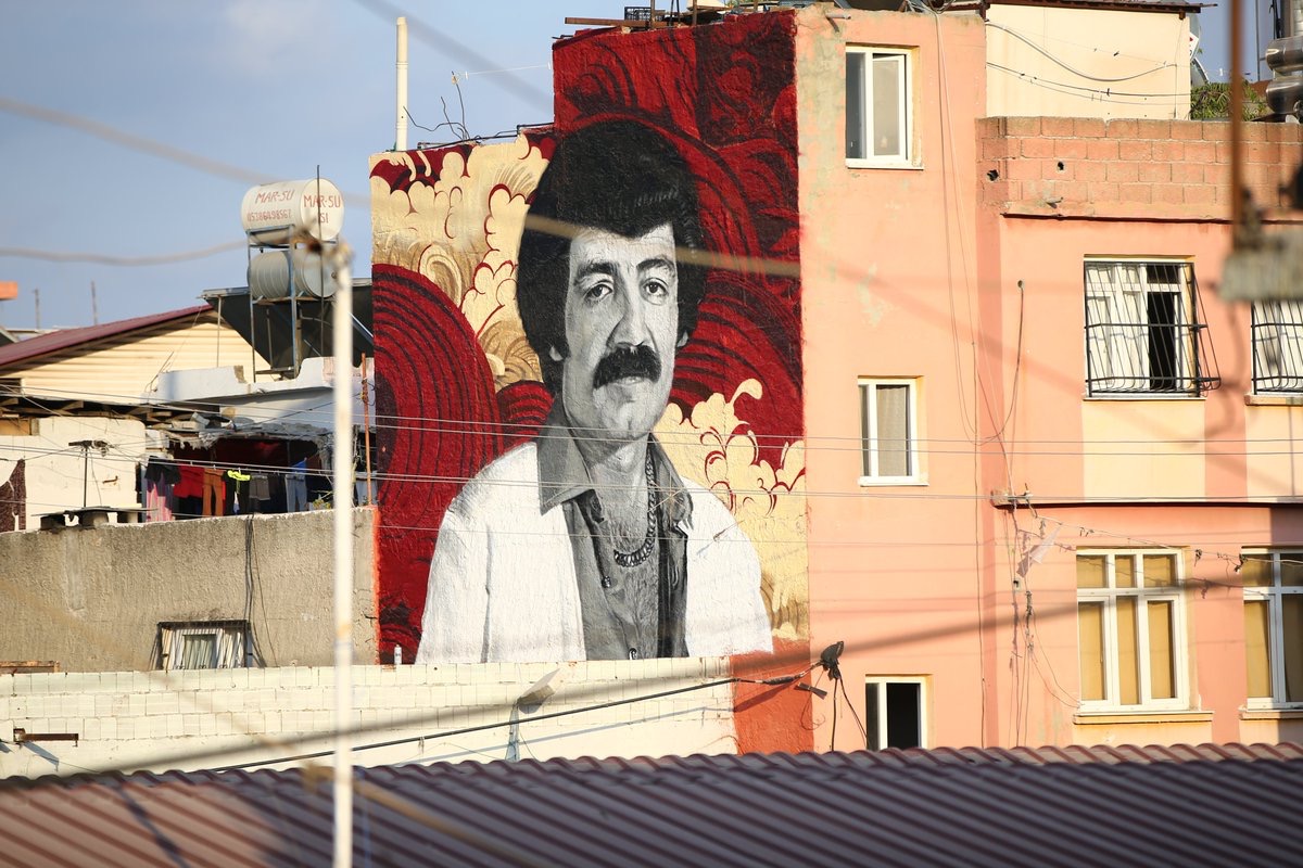 Adana’nın Hürriyet Mahallesi’nde yetişen Müslüm Gürses ve Ferdi Tayfur’un portreleri, mahalledeki bina duvarlarına çizildi.