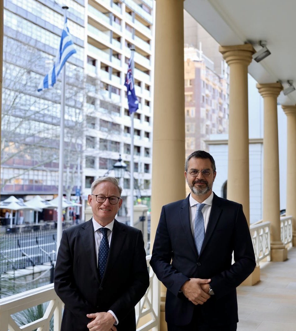 The Consul General of #Greece in Sydney, Mr George Skemperis, had the honour today to be received by the Hon. Benjamin Franklin, President of the NSW Legislative Council. 

Thank you Mr President for the warm welcome &amp; for flying high the Greek flag 🇬🇷 at the Parliament of NSW 🙏