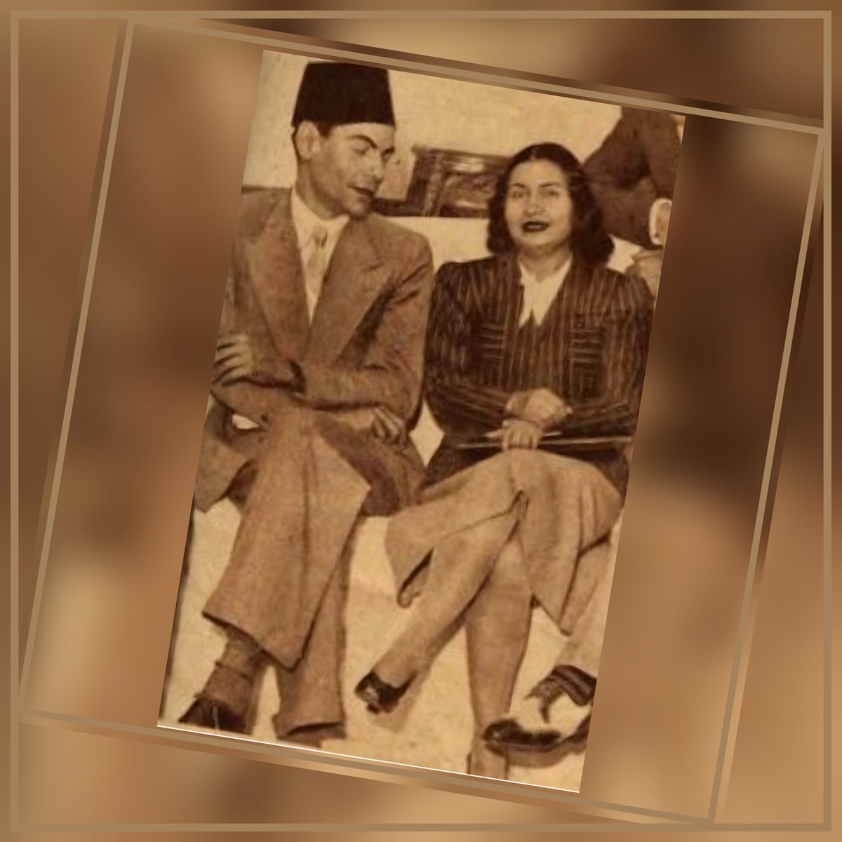 farid_mokhlis's tweet photo. ياهوووووه  يادكتور بكري..انت تجبرني على ان اقوم بالبحث في 
مسوداتي الخاصه ب برنامجي الإذاعي المنوع" ابواب " كنت قد عثرت على لقاء نادر وفريد من نوعه
مع ابناء الشاعر الكبير احمد رامي
[ توحيد ] الذي تحدث عن علاقة والده مع الست من الألف للياء بكل شفافيه..وكانت حلقه مميزه وفريده من نوعها وجاتني اتصالات عديده تشيد ب هذا الريبورتاج عن علاقة
ام كلثوم  بالشاعر الكبير احمد رامي
ولضيق المساحه..سأكتفي ب سؤال واجابه واحده للابن توحيد احمد رامي..
>> نسيت اقول ان هذا اللقاء الفريد من نوعه مع الأبن توحيد 
أجرته " مجلة الاذاعة والتلفزيون  المصريه "
>> سؤال ( هل صحيح  أن رامي طلب الزواج منها وهي  رفضت طلبه..؟ )
يقول توحيد سألته يوما [ الناس تقول إنك تحب ام كلثوم..فهل هذا
صحيح..؟ ]
قال ( نعم ) 
قلت ( لماذا لم تتزوجها ..؟ )
اجاب[ لو تزوجتها سيكون الزواج سببا  في إعتزالها الغناء لأنني رجل شرقي ..ولن اسمح لها بالغناء..
ولم أكن استطع ان اقول فيها
، سهران لوحدي اناجي طيفك الساري، وهي بجانبي في بيت واحد).
ويقول توحيد ( كان الزواج سوف يقتل الحب..فأبي كانت له حياة فنية
وحياة عائلية..ولم يكن يخلط بين
الحياتين.لذا لم يطلب يدها ولم يفكر
في الزواج  من السيده ام كلثوم 
>> وهو الذي عرفها على الدكتور
حسن الحفناوي..لأنه كان أحد مستمعي ام كلثوم  .وقال لأبي
، عرفني عليها ، فعرفهما ببعض 
وبعدها... تم الزواج .
>> شكرا معالي الدكتور بكري عساس ..ف انت تعيدني قسرا 
للزمن الجميل.. ياقميل