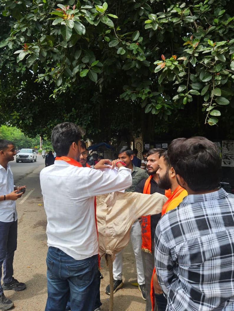 abvp_uoa's tweet image. ABVP इलाहाबाद विश्वविद्यालय द्वारा श्री रामस्वरूप मेमोरियल विश्वविद्यालय में छात्रों से हो रही अवैध वसूली व शैक्षिक भ्रष्टाचार के खिलाफ शांतिपूर्ण प्रदर्शन के दौरान पुलिस द्वारा किया गया लाठीचार्ज निंदनीय है — यह लोकतंत्र व संविधान की हत्या है।

#abvpau
#ABVPForStudents