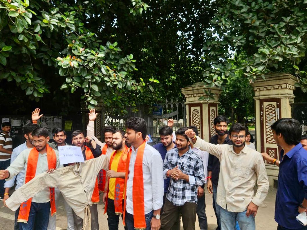 abvp_uoa's tweet image. ABVP इलाहाबाद विश्वविद्यालय द्वारा श्री रामस्वरूप मेमोरियल विश्वविद्यालय में छात्रों से हो रही अवैध वसूली व शैक्षिक भ्रष्टाचार के खिलाफ शांतिपूर्ण प्रदर्शन के दौरान पुलिस द्वारा किया गया लाठीचार्ज निंदनीय है — यह लोकतंत्र व संविधान की हत्या है।

#abvpau
#ABVPForStudents