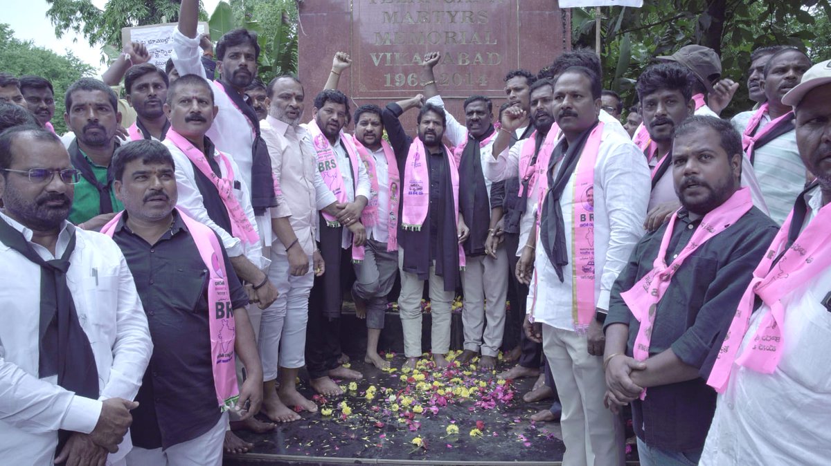 DrAnandMethuku's tweet photo. *భజన చేస్తూ నిరసన*

*కాళేశ్వరం ప్రాజెక్టు* పైన మరియు *KCR* గారి పైన కాంగ్రెస్ పార్టీ చేస్తున్న కుట్రలకు నిరసనగా BRS పార్టీ వర్కింగ్ ప్రెసిడెంట్ @KTRBRS  అన్నగారి ఆదేశాల మేరకు ఈరోజు *నల్ల వస్త్రాలు* ధరించి @BRSparty  నాయకులతో* కలిసి ఘోష్‌ కమిషన్‌ కాదు *ఘోస్ట్ కమిషన్* అనే ఫ్లెక్సీని ప్రదర్శ���స్తూ..  #వికారాబాద్* పట్టణంలోని మా నివాసం నుండి బయలుదేరి  *భజన చేస్తూ*,  *తబలా వాయిస్తూ*...*తాళాలు, హార్మోనియంలతో* ప్రజల కష్టాలు పట్టించుకునేలా, ఇచ్చిన హామీల ��మలుపై దృష్టి సారించేలా ఈ ప్రభుత్వానికి మేలుకొలుపాలని ఆ *విఘ్నేశ్వరుడిని* వేడుకుంటూ *శరణు గణేశా శరణాలయ్య* అంటూ *BJR చౌరస్తా* మీదుగా *NTR చౌరస్తా* వరకు కాలినడకన వెళ్లి,నీళ్లతో అమరవీరుల స్థూపాన్ని కడిగి,  నివాళులు అర్పించడం జరిగింది.

@BRSHarish 
@BrsSabithaIndra 
@RSPraveenSwaero