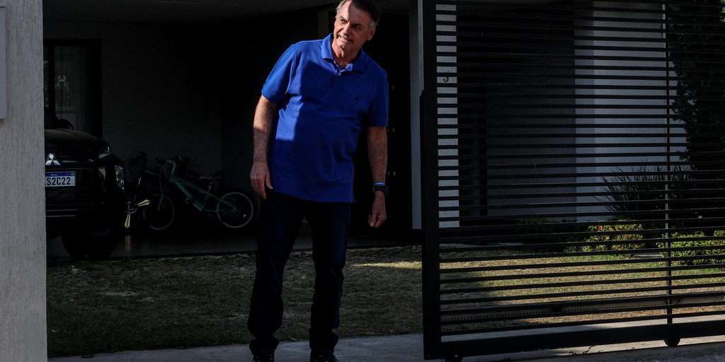 Em 29/08/2016, na véspera da votação do impeachment no Senado, Dilma Rousseff escolheu fazer sua defesa pessoalmente, encarando seus algozes por  12 horas.

Hoje, Bolsonaro escolhe se esconder em casa e foge do próprio julgamento, fazendo o que sempre fez: ser covarde.