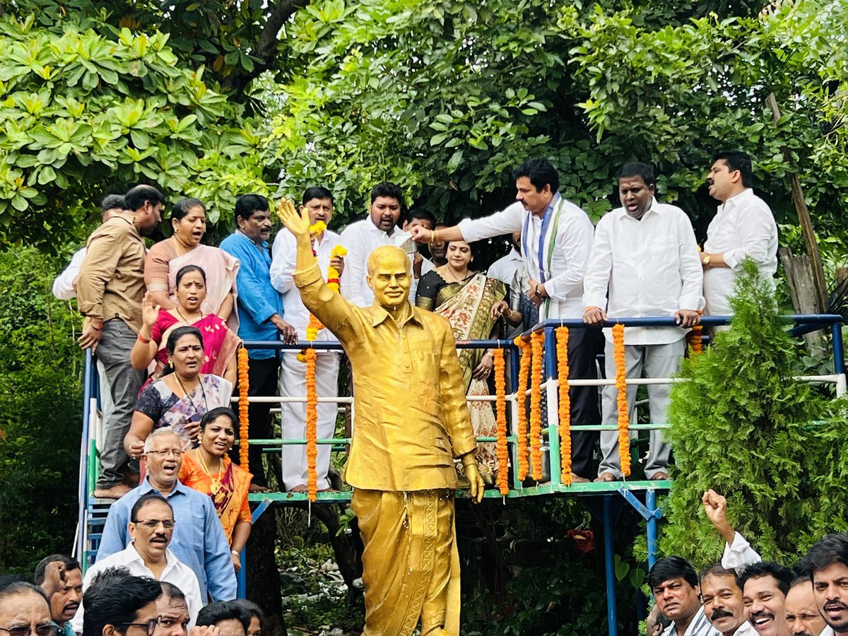 PedadaRamani's tweet photo. మహానేత స్వర్గీయ డాక్టర్ శ్రీ వైఎస్ రాజశేఖర్ రెడ్డి గారి వర్థంతి సందర్భంగా విశాఖపట్నం జిల్లా అధ్యక్షులు,విశాఖ ఉత్తర నియోజకవర్గ సమన్వయకర్త శ్రీ కె.కె రాజు గారి ఆధ్వర్యంలో విశాఖపట్నం 55వార్డు ధర్మానగర్ లో ఆయన విగ్రహానికి పూలమాలలు వేసి ఘనంగా నివాళులర్పించారు. https://t.co/OTRRTFk6WR