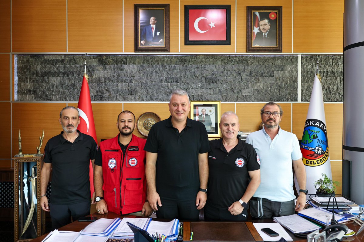 Ziyaretimize gelen AFGD - Afet Gönüllüleri Derneği Genel Başkanı Ali Samet Özkurt ve yönetimi ile belediyemizde bir araya gelerek, afet öncesi hazırlıklar ve yapılacak iş birlikleri üzerine istişarelerde bulunduk.

Nazik ziyaretleri için teşekkür ediyor, çalışmalarında başarılar