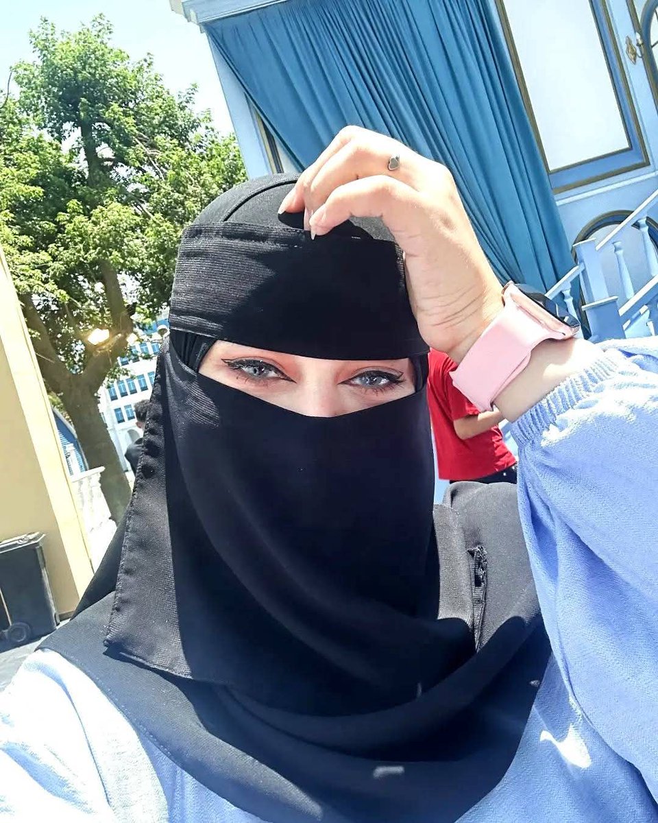 أنتِ الجمالُ إذا تنفّسَ صامتًا
كأنكِ الآيةُ على وجهِ المَحَجِّلِ