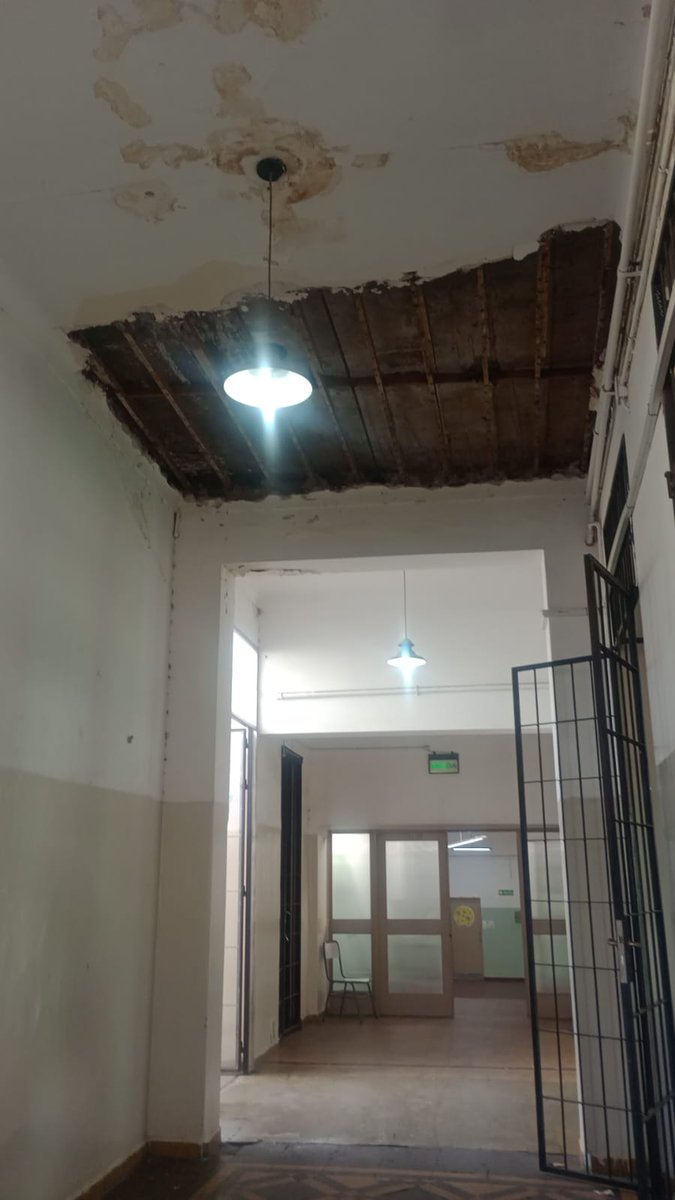 MarisaUcedaOk's tweet photo. ⚠️ Escuela Rawson, #GodoyCruz.

Hoy sus techos amanecieron caídos. Eso que se desploma sobre las cabezas de nuestros pibes no es solo mampostería: es el resultado directo del ajuste en infraestructura educativa.

Cornejo y Tadeo García Zalazar, alineados con Milei, miran para otro lado mientras recortan presupuesto donde más se necesita. Los mismos que se llenan la boca hablando de "defender la educación pública" son cómplices de un modelo que sostiene a los privilegiados de siempre y deja a las escuelas, hospitales y servicios públicos caerse a pedazos.

No es un accidente: es política deliberada de abandono. Y lo pagan nuestros chicos, lo pagan los trabajadores, lo paga el pueblo.

‼️La educación pública no se defiende sólo con discursos, se defiende con inversión, con trabajo y con dignidad.