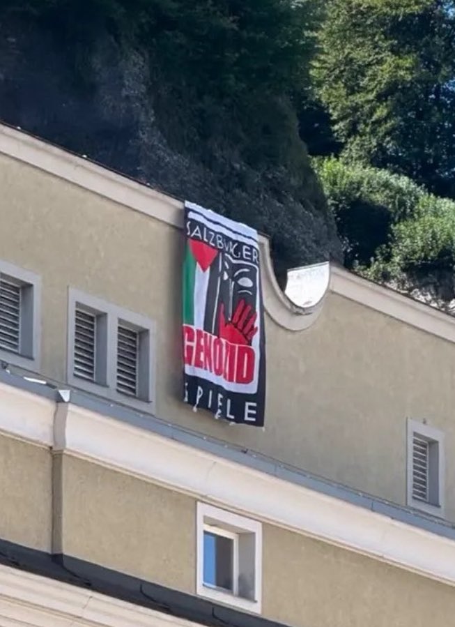 So begrüßte #Salzburg die Neuauflage der Salzburger Festspiele (<a href="/SbgFestival/">Salzburg Festival</a>) weil diese nicht für die Werte einstehen, für die sie sich angeblich einsetzen. Schweigen macht mitschuldig #SalzburgFestival #GazaGenocide