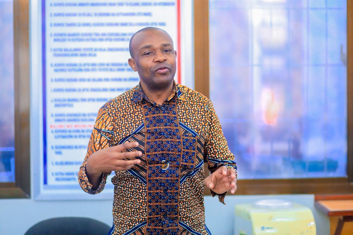 BugandoC's tweet image. MAFUNZO YA KUKABILIANA NA MSONGO WA MAWAZO YATOLEWA  KWA WATUMISHI WA TIBA NA MAFUNZO. 

Idara ya Afya ya akili leo Septemba 2,2025 kupitia kitengo cha saikolojia kimeendesha mafunzo kwa watumishi wa Tiba na matunzo (CTC ) juu ya  kukabiliana na msongo wa mawazo kwa wagonjwa.