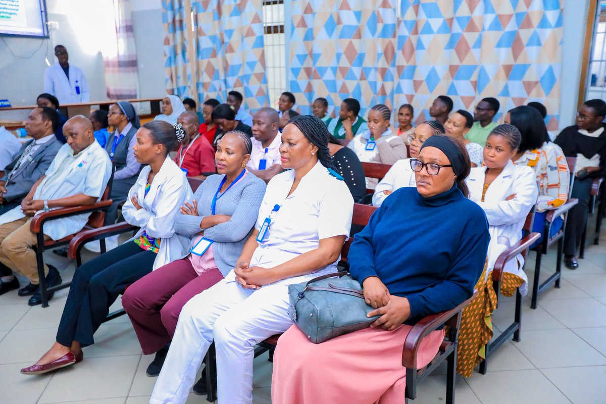 BugandoC's tweet image. MAFUNZO YA KUKABILIANA NA MSONGO WA MAWAZO YATOLEWA  KWA WATUMISHI WA TIBA NA MAFUNZO. 

Idara ya Afya ya akili leo Septemba 2,2025 kupitia kitengo cha saikolojia kimeendesha mafunzo kwa watumishi wa Tiba na matunzo (CTC ) juu ya  kukabiliana na msongo wa mawazo kwa wagonjwa.