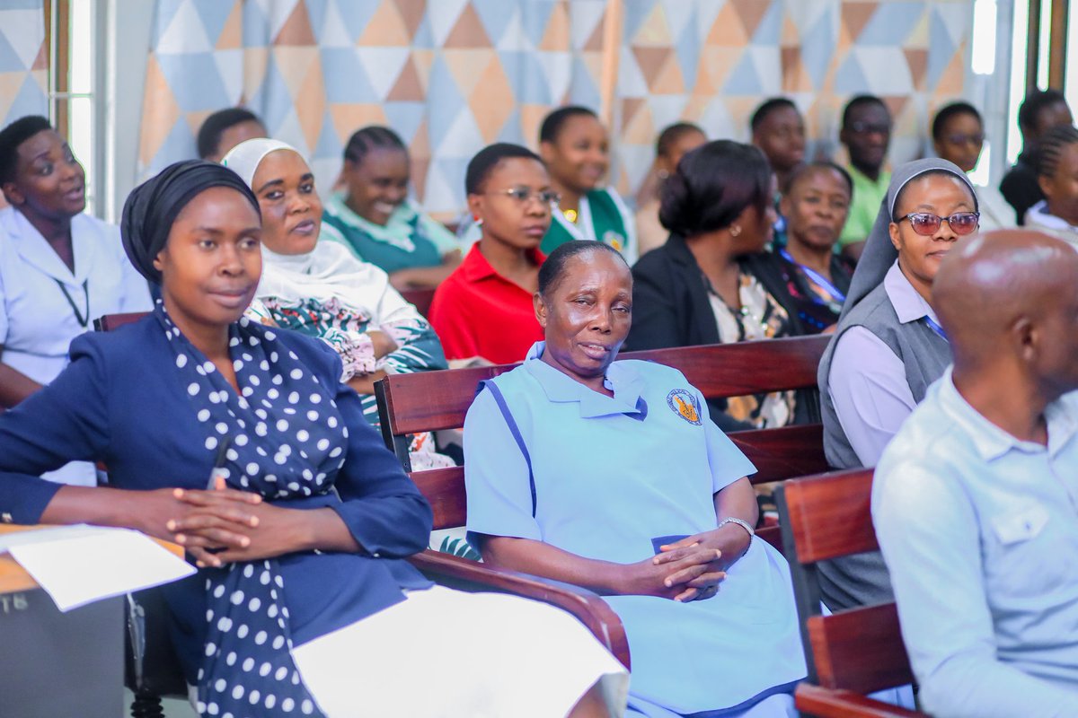 BugandoC's tweet image. MAFUNZO YA KUKABILIANA NA MSONGO WA MAWAZO YATOLEWA  KWA WATUMISHI WA TIBA NA MAFUNZO. 

Idara ya Afya ya akili leo Septemba 2,2025 kupitia kitengo cha saikolojia kimeendesha mafunzo kwa watumishi wa Tiba na matunzo (CTC ) juu ya  kukabiliana na msongo wa mawazo kwa wagonjwa.