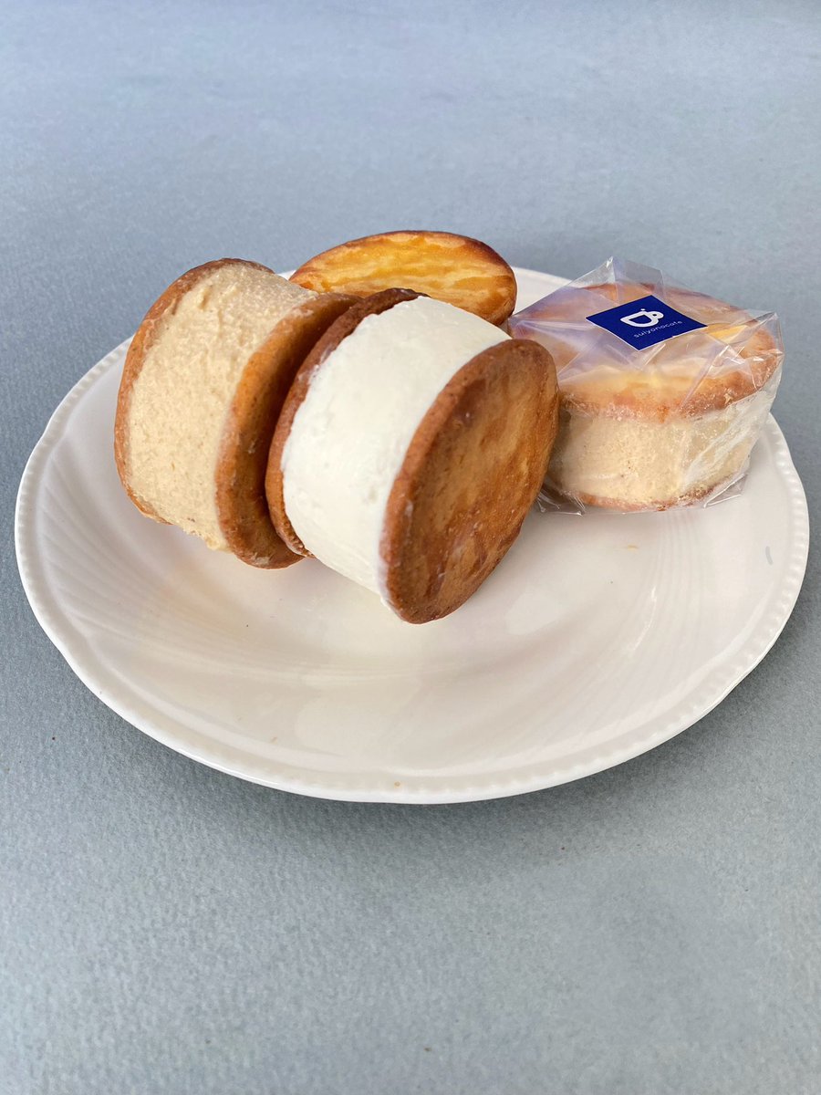 今週もがんばった(*•̀ᴗ•́*)و ̑̑

・アイスチーズケーキサンド(マサラチャイ＆ラッシー）
・Lemonケーキ🍋
・スコーン(プレーン＆レーズンクルミ)