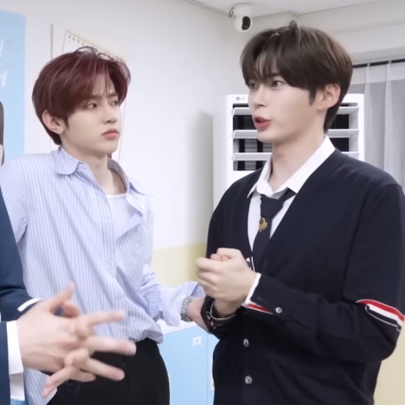 허리 감싸안고 싶다                            팔짱 끼구 시펑..