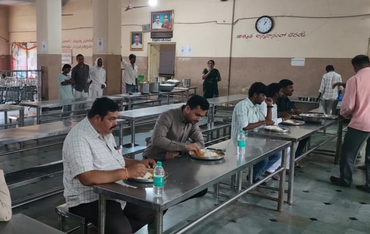 SDMBhainsa's tweet photo. భైంసా సబ్ కలెక్టర్ శ్రీ అజ్మేర సంకేత్ కుమార్, IAS గారు,తహసీల్దార్, నీటిపారుదల శాఖ అధికారులు బాసరలో జరిగే గణపతి నిమజ్జన స్థలాన్ని  సందర్శించారు. డార్మెట్ హౌస్ లో లడ్డు ప్రసాదం యొక్క క్వాలిటీ ని,నిత్య అన్నదానం లో పాల్గొని అక్కడి భోజనం యొక్క క్వాలిటీ ని పరిశీలించారు.
@Collector_NML https://t.co/gwbsDrIdMh