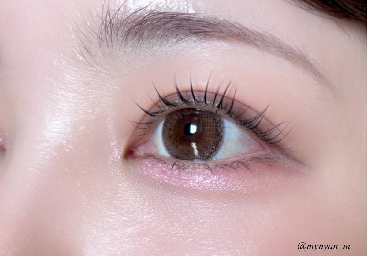 ルミルのアイシャドウ、ほんと大好き。
高密着で高発色。買って損なし。
前回のメガ割で買ったロサビーチもヘビロテ。
マットシャドウはニュートラル、高発色のラメツヤシャドウはブルベ寄りに感じた。
涙袋に塗るとかなりかわいい。おすすめ。
2枚目画像は公式よりお借りしました。