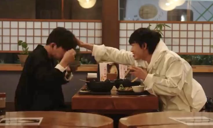 원래 남자는 친구끼리 이러고 노나요? 
ㄴ 겠냐? 백퍼 게이다