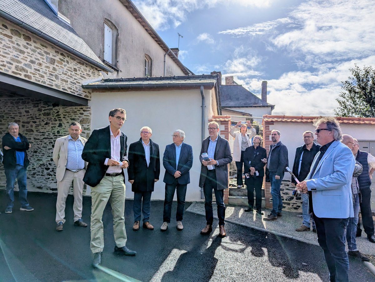 🏠 Ce matin a eu lieu l’inauguration du programme « Les Marelles », situé 1 rue de Vern à Nouvoitou. Le projet comprend 17 logements locatifs, répartis en trois bâtiments et maisons, au cœur du centre-bourg.

La cérémonie s’est déroulée en présence de Jean-Marc Legagneur, maire