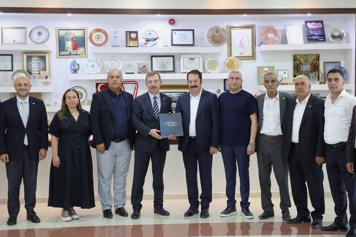 Odamızı ziyaret eden İYİ Parti Bursa Milletvekili Sn. Hasan Toktaş, Van İl Başkanı Sn. Selim Özgökçe ve parti mensupları; Yönetim Kurulumuz ile bir araya geldi. İlimizin sosyo-ekonomi durumu ve sorunları hakkında bilgiler veren Başkan Vekilimiz Fevzi Çeliktaş, Van İli Raporunu