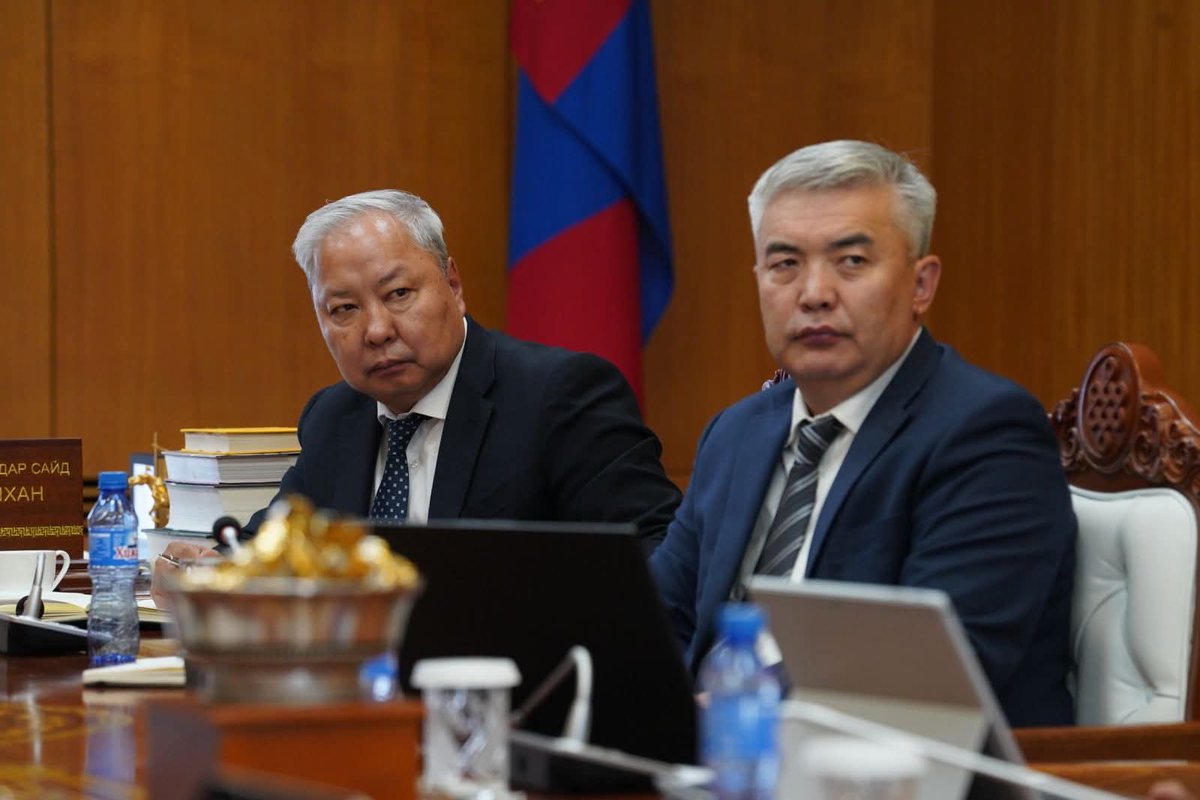 Шадар сайд, УОК-ын дарга С.Амарсайхан болон Хүнс, хөдөө аж ахуй, хөнгөн үйлдвэрийн сайд Ж.Энхбаяр нар  өвөлжилтийн бэлтгэл ажлыг хангах хүрээнд 21 аймгийн Засаг дарга нар, УОК-ын холбогдох мэргэжилтнүүд,  хөдөө аж ахуйн салбарын бусад албаныхантай цахимаар хуралдлаа.