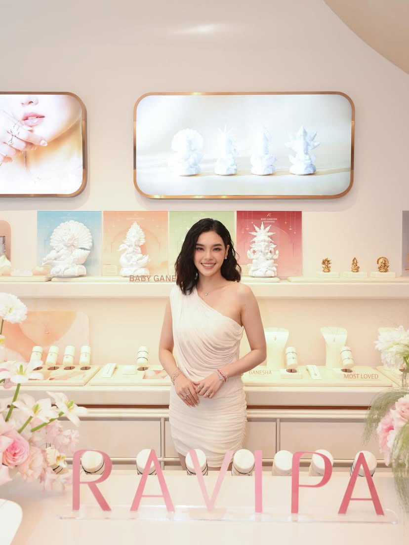 #RAVIPAFlagshipStore
at Siam Square now open

กาลครั้งหนึ่งนานมาแล้ว เด็กหญิงเฌอปราง เคยเดินป็อกแป็ก ไปรับ Baby Ganesha ที่จองไว้ ในวันงานลานลิฟต์แก้ว จนวันนี้ได้มาเยี่ยม #RAVIPASiamSquare แล้ว~

ยินดีด้วยนะคะ ไว้จะไปเยี่ยมสาขา Tokyo

#RAVIPA #ravipajewelry
#CherprangAreekul