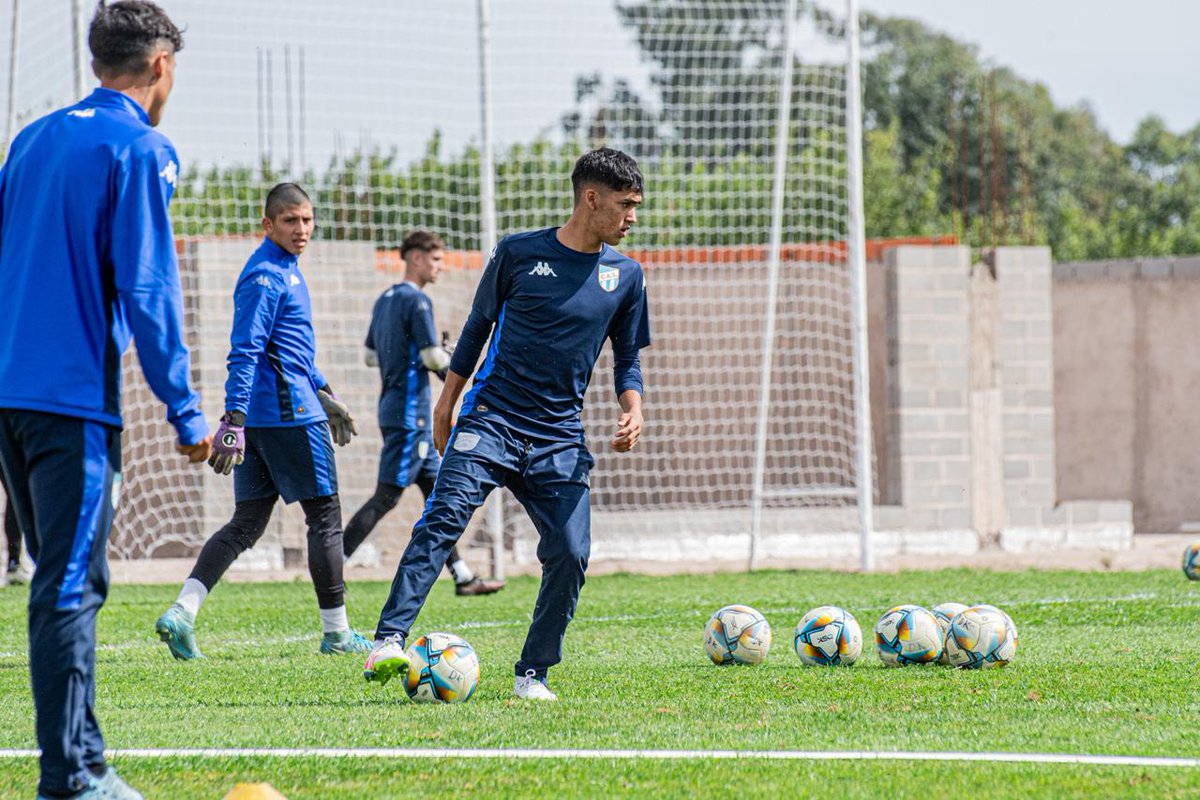 ATOficial's tweet photo. 👏🏻¡Un sueño que se vuelve realidad!

⚽ La Reserva de Atlético Tucumán realizó un entrenamiento en el nuevo predio del club en San Andrés. Un momento histórico para el Decano, un sueño que se vuelve realidad para todos los socios.

➡️ El equipo que conduce Hugo Colace se prepara para la doble jornada de local en el Torneo Proyeccion.

¡Un paso más hacia el futuro!

#AtléticoTucumán #Nuevopredio #Sueñorealidad